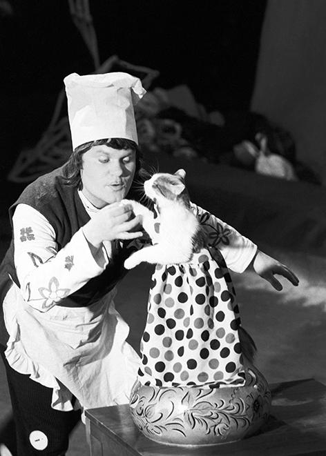 На фото: клоун-дрессировщик Юрий Куклачев во время выступления со своей любимицей кошкой Стрелкой.