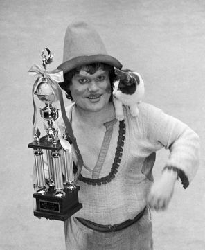 На фото: клоун Юрий Куклачев с призом "Золотой Оскар", полученным во время выступлений в Японии,1981 год.