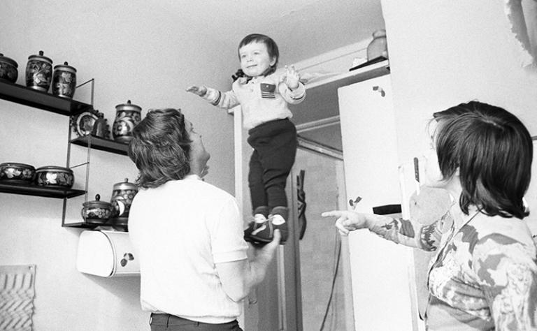 На фото: Клоун Юрий Куклачев с женой Еленой и сыном, 1978 год.