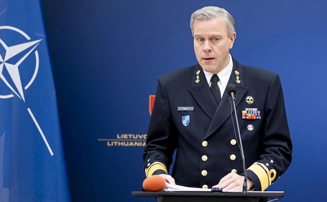 На фото: председатель военного комитета НАТО Роб Бауэр