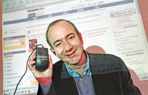 На фото: Джефф Безос, генеральный директор Amazon, Портрет с домашней страницы Amazon, 2000ujl