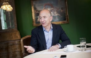 На фото: американский предприниматель, президент и основатель интернет-компании Amazon Джефф Безос выступает с речью в Bayerischer Hof в Мюнхене, 2012