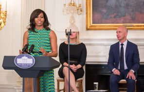 На фото: в парадной столовой Белого дома выступает первая леди Мишель Обама, слева от нее Кэтлин Кэрролл - ветеран Корпуса морской пехоты США, супруга военного и нынешний сотрудник Amazon, а также Джефф Безос - генеральный директор Amazon, 2017