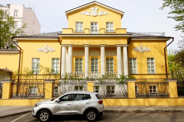 На фото: дом-усадьба заместителя министра обороны РФ Тимура Иванова в Чистом переулке в Москве.