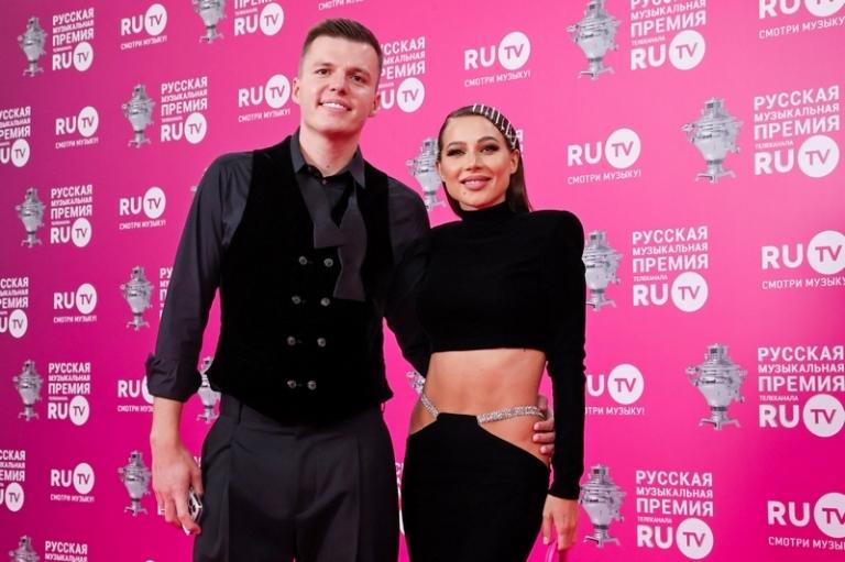 На фото: блогер Валерия Чекалина (Лерчик) и ее супруг Артем на церемонии вручения XI русской музыкальной премии телеканала RU.TV в концертном зале "Крокус Сити Холл", 2022 год.