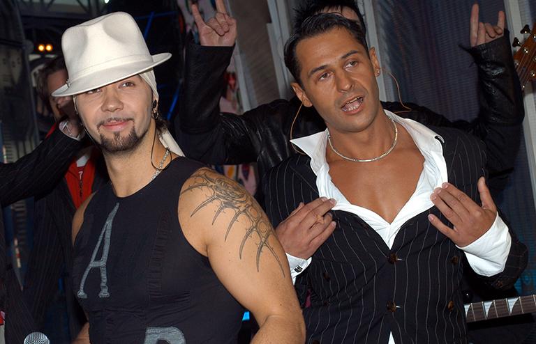 На фото: эстрадный дуэт "Чай вдвоем" - Денис Клявер и Стас Костюшкин, 2005