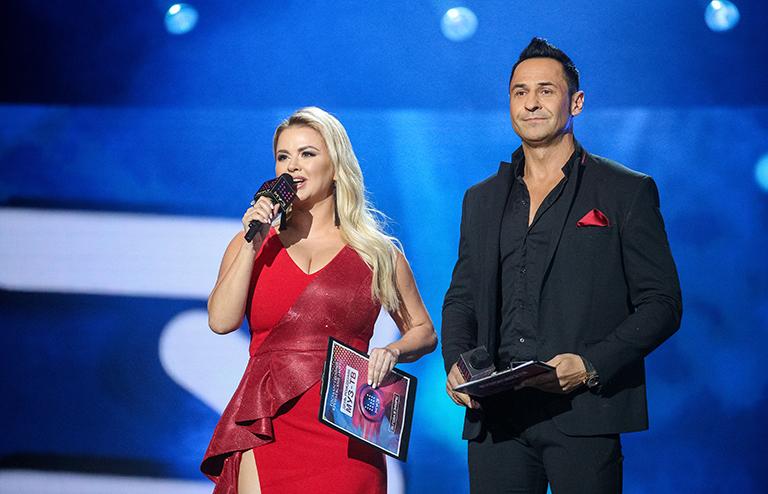 На фото: ведущие певица Анна Семенович и певец Стас Костюшкин (слева направо) во время концерта "День Рождения МУЗ-ТВ