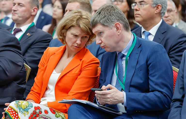 На фото: министр сельского хозяйства РФ Оксана Лут и министр экономического развития РФ Максим Решетников (слева направо на первом плане) во время пленарной сессии "Продовольственная безопасность Евразийского экономического союза", 2024