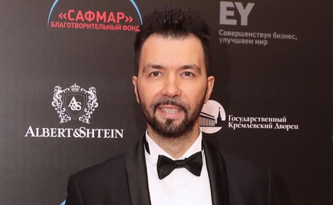 На фото: певец Денис Клявер