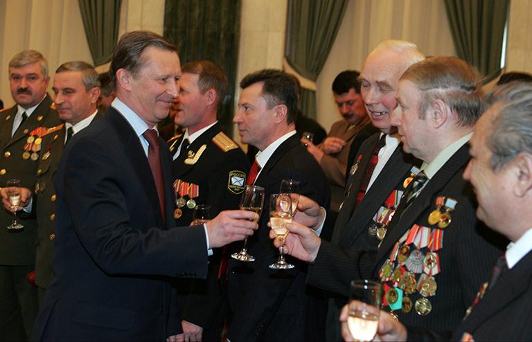 На фото: министр обороны России Сергей Иванов наградил участников боевых действий в Афганистане за былые заслуги, 2007