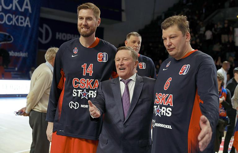 На фото: баскетболист Алексей Саврасенко, специальный представитель президента РФ по вопросам природоохранной деятельности, экологии и транспорта Сергей Иванов и баскетболист Сергей Панов (слева направо) после матча