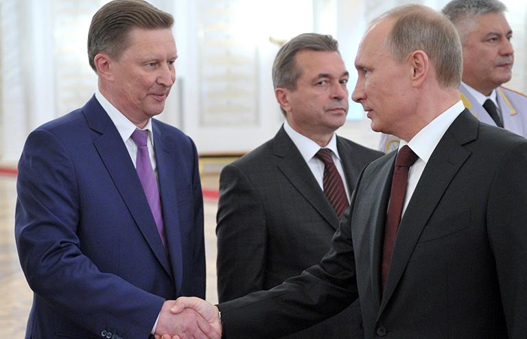 На фото: руководитель администрации президента РФ Сергей Иванов и президент РФ Владимир Путин (слева направо на первом плане), 2013