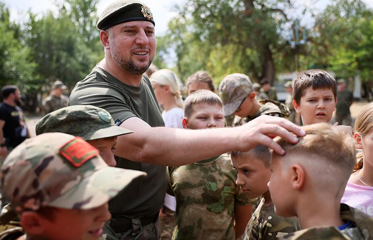 На фото: командир спецназа "Ахмат", заместитель начальника главного военно-политического управления Минобороны РФ генерал-майор Апти Алаудинов (слева) в Академии дружбы народов "Ахмат", где дети участников СВО проходят двухнедельные курсы спортивной и тактической подготовки, а также могут принять участие в творческой и культурной программе
