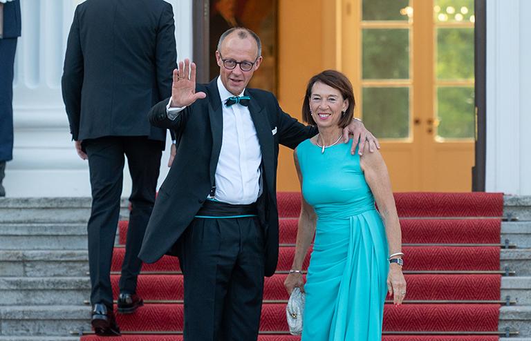 На фото: Фридрих Мерц, председатель ХДС, и его супруга Шарлотта Мерц присутствуют на государственном банкете в честь президента Франции Макрона, 2024
