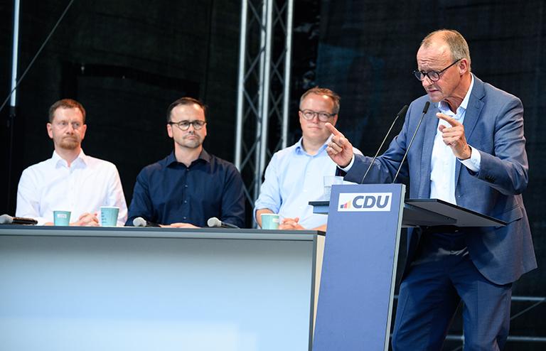 На фото: Фридрих Мерц , председатель ХДС, выступает на предвыборном мероприятии ХДС по выборам в государственную думу Бранденбурга, 2024