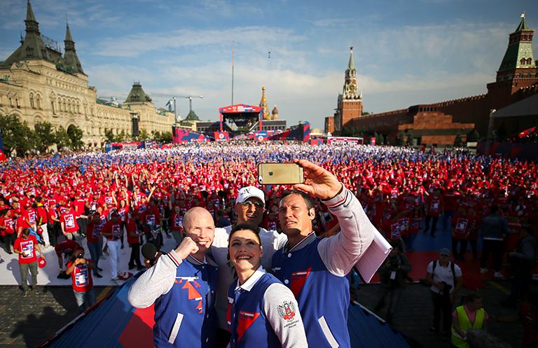 Двукратный олимпийский чемпион по боксу Алексей Тищенко, телеведущий, актер Дмитрий Нагиев, боксер Софья Очигава и двукратный олимпийский чемпион по боксу Олег Саитов (слева направо) во время массовой тренировки по боксу в рамках праздничных мероприятий, посвященных Дню российского бокса, на Красной площади, 2017 год