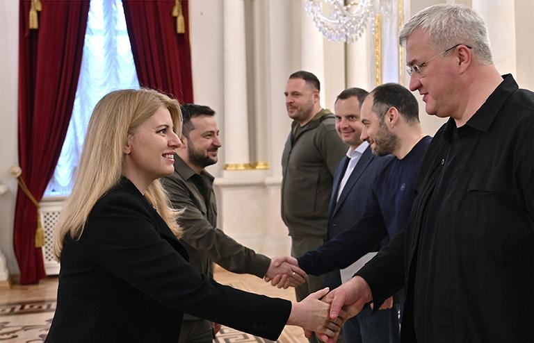 На фото: президента Словакии Зузану Чапутову (слева) представляют заместителю главы Офиса Президента Украины Андрею Сибиге (справа) перед началом двусторонних переговоров, 2022