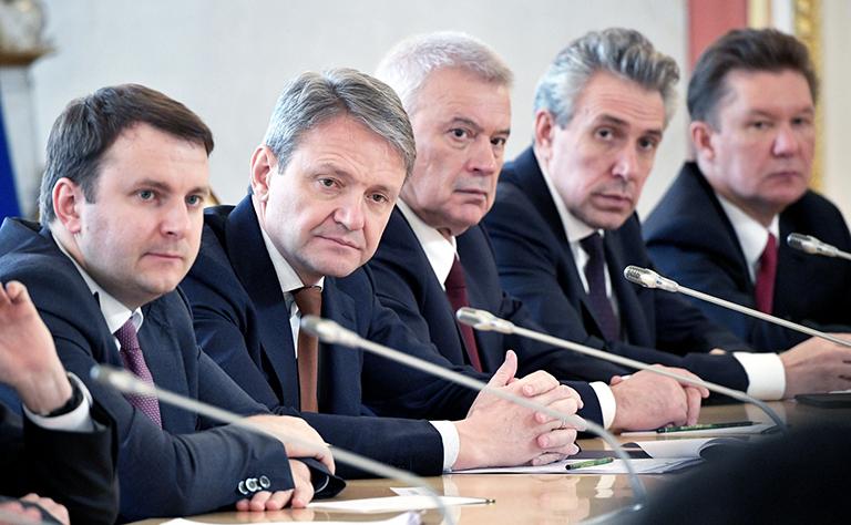 Министр экономического развития Максим Орешкин, министр сельского хозяйства Александр Ткач, президент ЛУКОЙЛа Вагит Алекперов, председатель Внешэкономбанка Сергей Горьков и Алексей Миллер, председатель правления Газпрома, в ходе переговоров между президентом России Владимиром Путиным и Президентом Республики Узбекистан Шавкатом Мирзиеевым, 2017 год