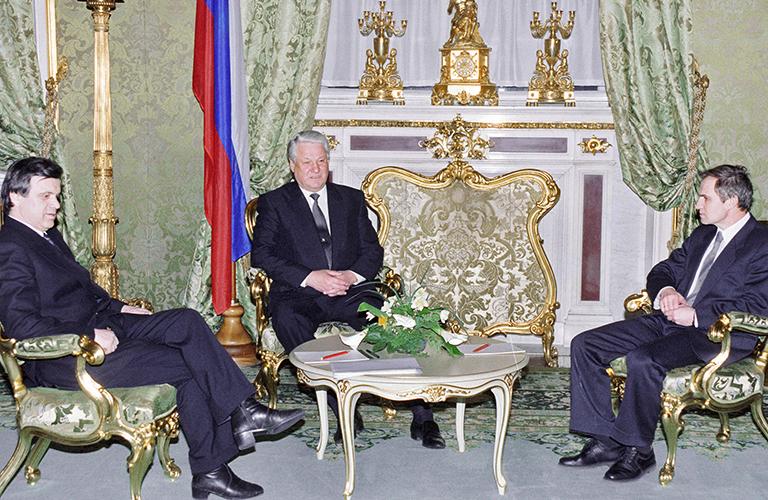 На фото: встреча президента России Бориса Ельцина (в центре) с председателем Верховного Совета Русланом Хасбулатовым (слева) и председателем Конституционного суда Валерием Зорькиным, 1993