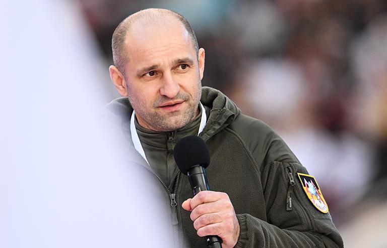 На фото: командир разведывательного батальона "Спарта" из ДНР Артем Жога на митинге-концерте "Крымская весна"