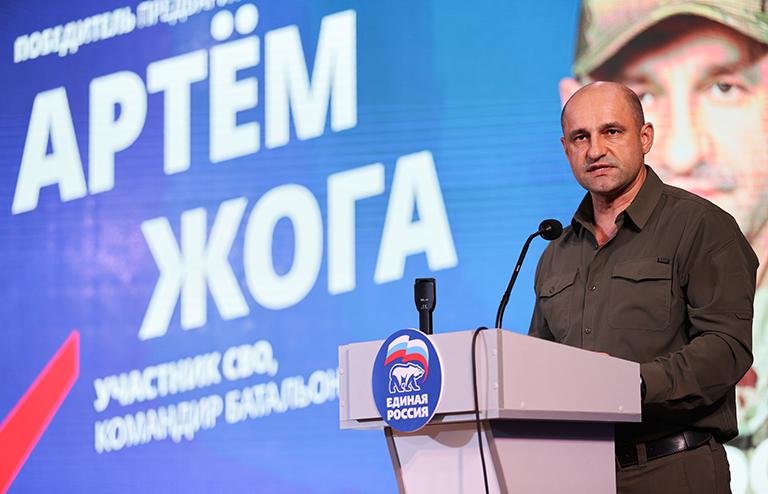 На фото: командир отдельного разведывательного батальона "Спарта" Артем Жога во время конференции по выдвижению кандидатов от партии "Единая Россия" на выборы в 2023 году