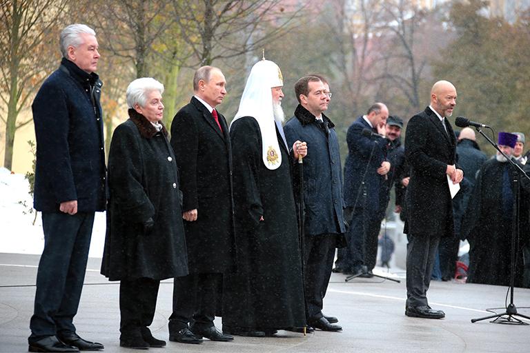 Мэр Москвы Сергей Собянин, вдова писателя А. Солженицына Наталия Солженицына, президент России Владимир Путин, патриарх Московский и всея Руси Кирилл, премьер-министр РФ Дмитрий Медведев (слева направо) и режиссер Федор Бондарчук (справа) на открытии памятника святому равноапостольному князю Владимиру на Боровицкой площади, 2016 год