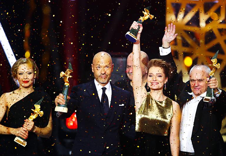 Лауреаты премии "Золотой орел" актриса Юлия Пересильд ("Лучшая женская роль в кино"), режиссер, актер Федор Бондарчук ("Лучшая мужская роль в кино"), режиссер, сценарист Александр Миндадзе ("Лучший сценарий"), актриса Виктория Толстоганова ("Лучшая женская роль на телевидении") и режиссер Вячеслав Никифоров ("Лучший телефильм или мини-сериал") (слева направо) на церемонии вручения наград в первом павильоне киноконцерна "Мосфильм", 2016 год