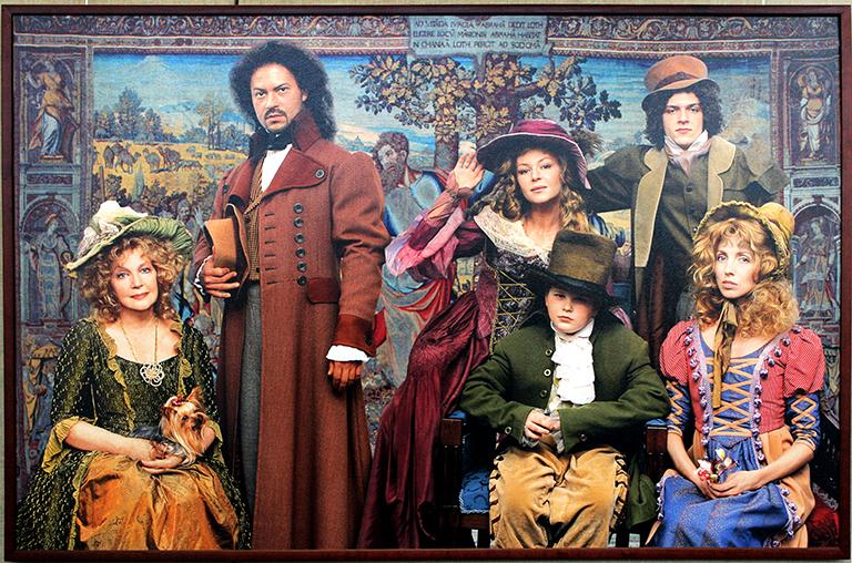 Фотопортрет семьи Бондарчук работы Екатерины Рождественской на выставке «Частная коллекция», которая открылась в ЦВЗ «Манеж». На снимке: Ирина Скобцева, Сергей Бондарчук, Светлана Бондарчук (на первом плане слева направо), Федор Бондарчук, Наталья Бондарчук и Иван Бурляев (на втором плане слева направо), 2006 год