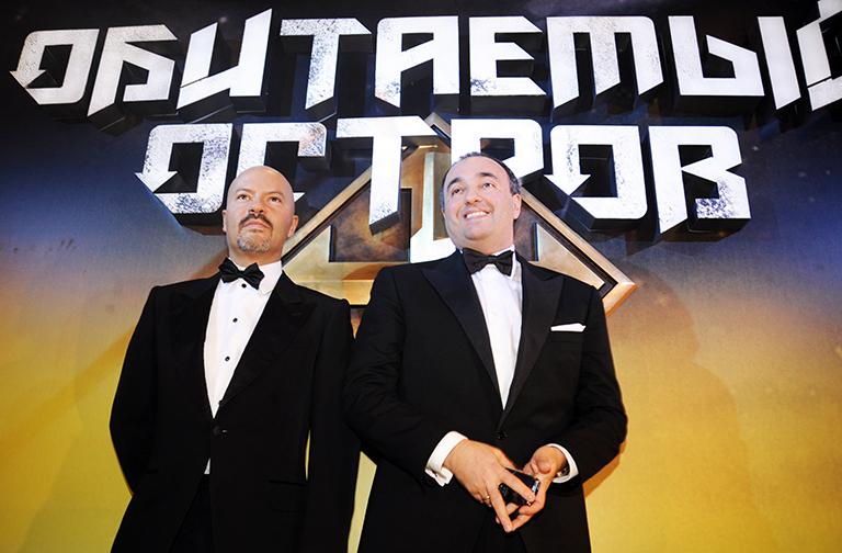 Режиссер Федор Бондарчук и продюсер Александр Роднянский (слева направо) на премьере фильма «Обитаемый Остров» в кинотеатре «Октябрь»