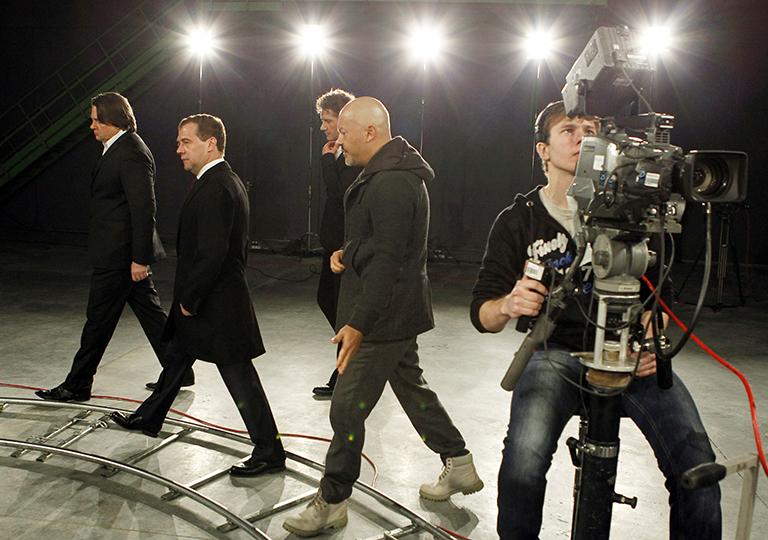 Гендиректор Первого канала Константин Эрнст, президент РФ Дмитрий Медведев, продюсеры Илья Бачурин и Федор Бондарчук (слева направо) во время посещения кинотелевизионного комплекса "Главкино" в Красногорском районе, 2012 год