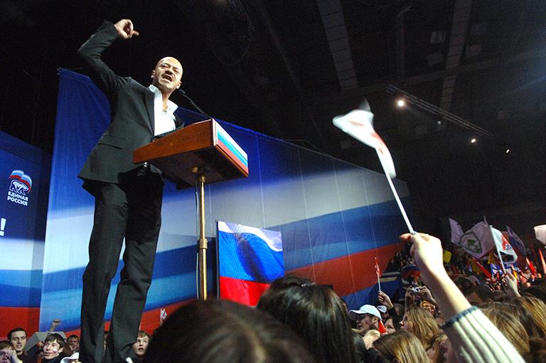 Продюсер и режиссер Федор Бондарчук выступает перед участниками форума во Дворце спорта "Лужники", 2007 год