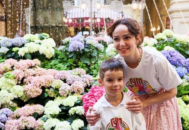На фото: актриса Валерия Ланская с сыном во время ежегодного фестиваля цветов в ГУМе, 2023 год.