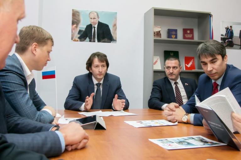 На фото (слева направо): глава регионального исполкома ОНФ в Курганской области Федор Теребенин, доверенное лицо Владимира Путина от Курганской области директор ФГУ &laquo;Российский научный центр &laquo;Восстановительная травматология и ортопедия&raquo; имени академика Г. А. Илизарова&raquo; Александр Губин, депутат Государственной Думы РФ от Курганской области, председатель регионального отделения общественной организации &laquo;Российское военно-историческое общество&raquo; Александр Ильтяков и заместитель Председателя Курганской областной Думы - председатель комитета по экономической политике, секретарь Курганского регионального отделения партии &laquo;Единая Россия&raquo; Евгений Кафеев на открытии в Кургане штаба Владимира Путина, 2018 год.