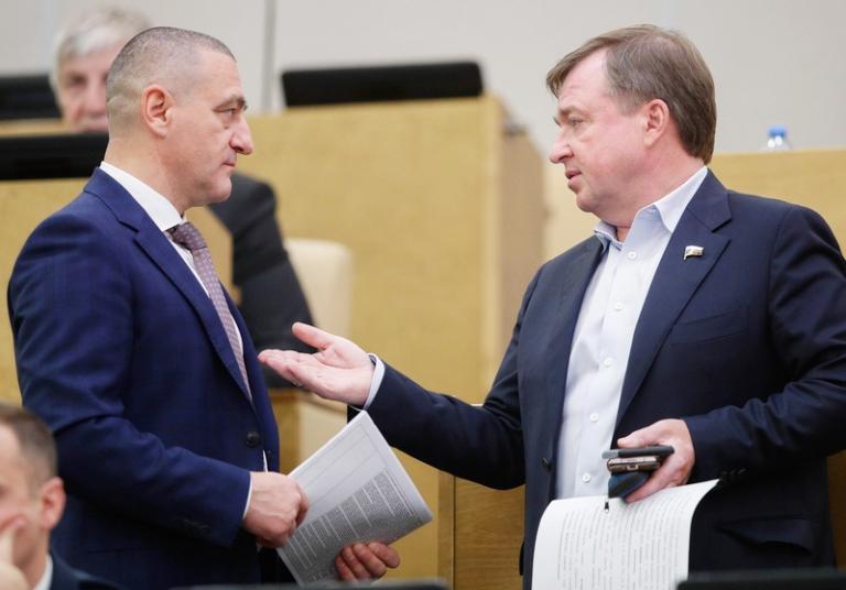 На фото: член комитета Госдумы РФ по вопросам собственности, земельным и имущественным отношениям Александр Ильтяков и член комитета Госдумы РФ по аграрным вопросам Максим Иванов (слева направо) во время пленарного заседания Государственной думы РФ, 2022 год.