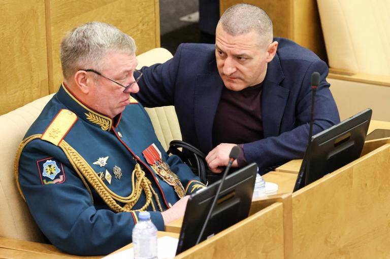 На фото: депутат Госдумы РФ Андрей Гурулев и член комитета Госдумы РФ по вопросам собственности, земельным и имущественным отношениям Александр Ильтяков (слева направо) на пленарном заседании Государственной Думы РФ, 2023 год.