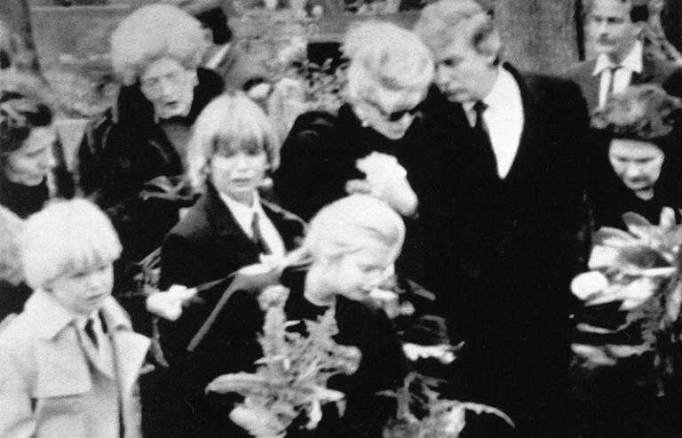 На фото: Ивана и Дональд Трамп (в центре); Эрик Трамп, 6 лет, Дональд-младший, 12 лет, Иванка, 8 лет, Ивана и Мари Франков Зельничек, мать Иваны (слева направо).