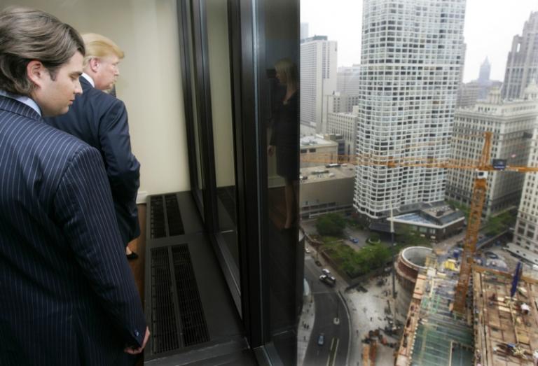 На фото: Дональд Трамп-младший и его отец Дональд Трамп смотрят на строительную площадку своей 92-этажной жилой башни вдоль реки Чикаго во время визита в свой офис в Чикаго, 2006 год.