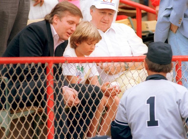 На фото: Дональд Трамп с сыном Дональдом на бейсбольном матче в Нью-Йорке, США, 1988 год.