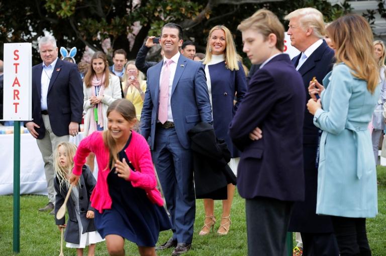 На фото: Дональд Трамп-младший (в центре) и его жена Ванесса Трамп посещают 140-ю ежегодную пасхальную церемонию катания яиц со своими пятью детьми, Барроном Трампом, президентом Дональдом Трампом и первой леди Меланией Трамп (справа) на Южной лужайке Белого дома 2 в Вашингтоне, округ Колумбия, США, 2018 год.