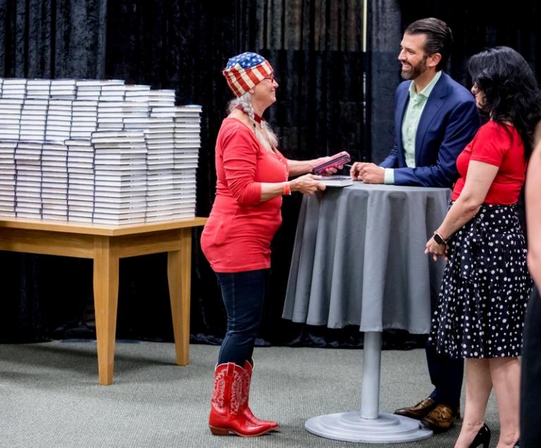 На фото: Дональд Трамп-младший во время подписания экземпляров своей книги &laquo;Triggered: How the Left Thrives On Hate and Wants to Silence Us?&raquo; в Barnes & Noble, США, 2019 год.