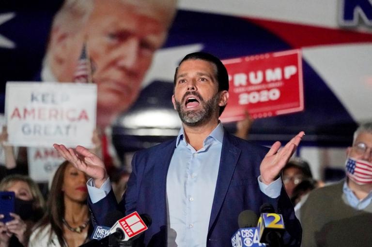 На фото: Дональд Трамп-младший жестикулирует во время пресс-конференции в штаб-квартире Республиканской партии Джорджии, Атланта, США, 2020 год.