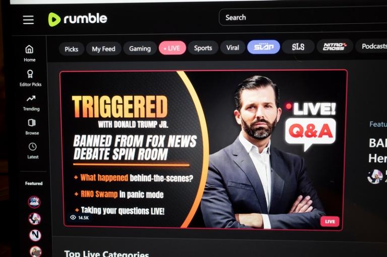 На фото: домашняя страница сайта потокового видео Rumble с участием Дональда Трампа-младшего, который ориентирован на сторонников свободы слова консерваторов, недовольных политикой модерации контента Google и монетизации YouTube, которая, по мнению многих консерваторов и крайне правых создателей контента, несправедливо дискриминирует их высказывания, 2023 год.