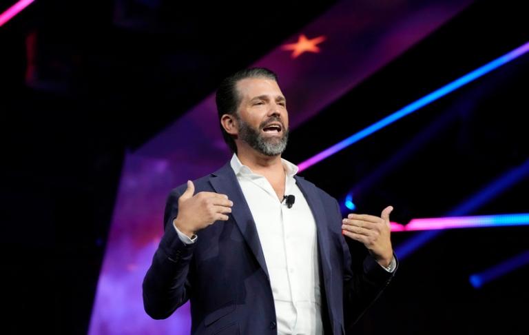 На фото: Дональд Трамп-младший выступает перед бывшим президентом Дональдом Трампом, кандидатом в президенты от Республиканской партии, на &laquo;Народном съезде&raquo; Turning Point Action в Детройте, США, 2024 год.