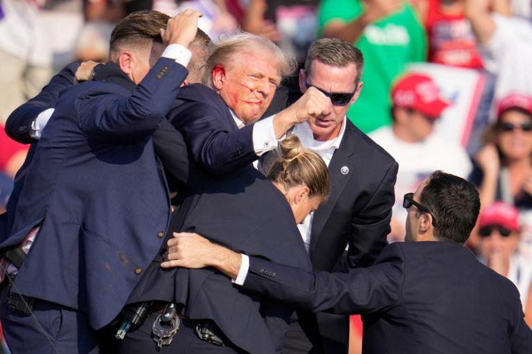 На фото: на экс-президента США Дональда Трампа совершено покушение во время предвыборного митинга в штате Пенсильвания, США, 13 июля 2024 года.