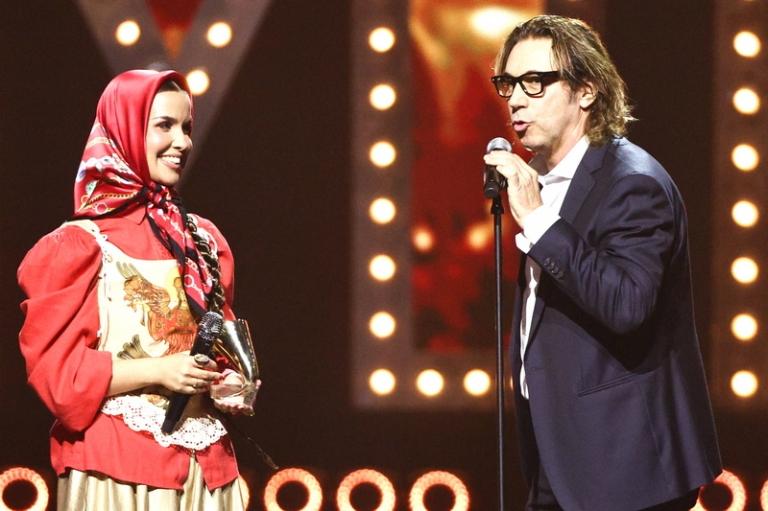 На фото: певица Татьяна Куртукова и футболист Александр Мостовой во время юбилейной 30-й церемонии вручения Национальной музыкальной премии "Золотой Граммофон" в "ВТБ Арене", Москва, 2025 год.