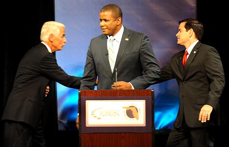 Га фото: три кандидата в Сенат Соединенных Штатов от Флориды пожимают друг другу руки в конце дебатов во вторник вечером в Юго-Восточном университете Нова. Слева направо: губернатор Чарли Крист, Кендрик Мик и Марко Рубио, 2010