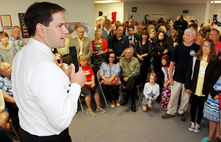 На фото: сенатор США от Флориды и кандидат в президенты от Республиканской партии Марко Рубио выступает в офисе Республиканской партии, 2015