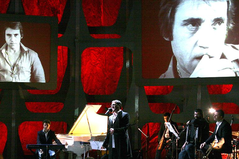 Певец Григорий Лепс во время выступления