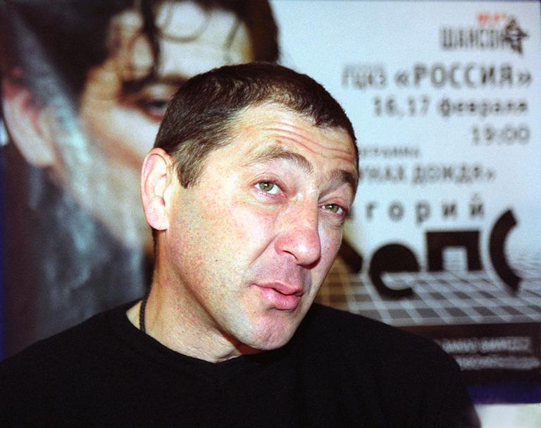 Популярный певец Григорий Лепс (на снимке) на пресс-конференции, посвященной его предстоящим сольным концертам с новой программой "На струнах дождя" в ГЦКЗ "Россия", 2003 год