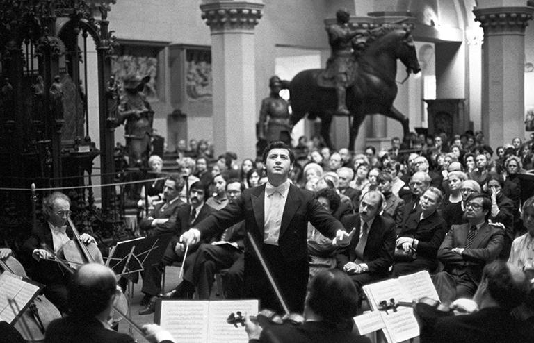 На фото: выступление камерного оркестра "Московские виртуозы" в музее изобразительных искусств имени А.С.Пушкина. Дирижер оркестра Владимир Спиваков, 1979